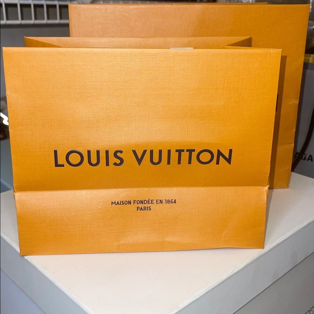 1 Louis Vuitton Small/Medium Orange Bags